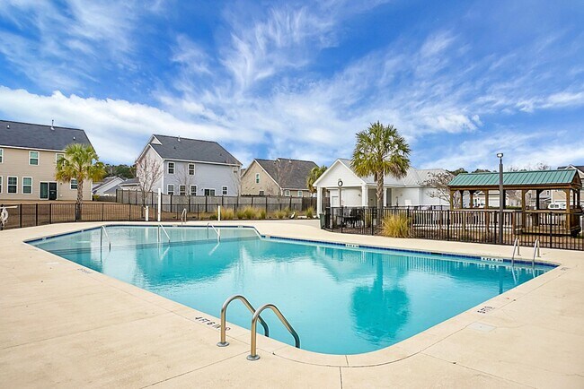 Building Photo - 3 bedrooms, 2.5 bathrooms  2-car garage in...