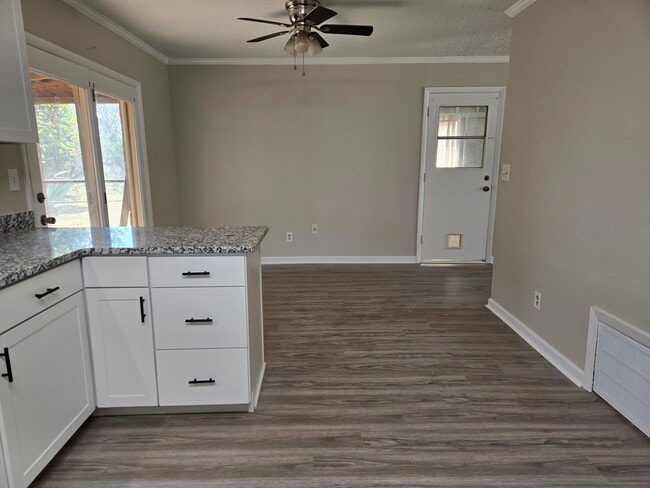 Building Photo - 2015 Fernwood Cir