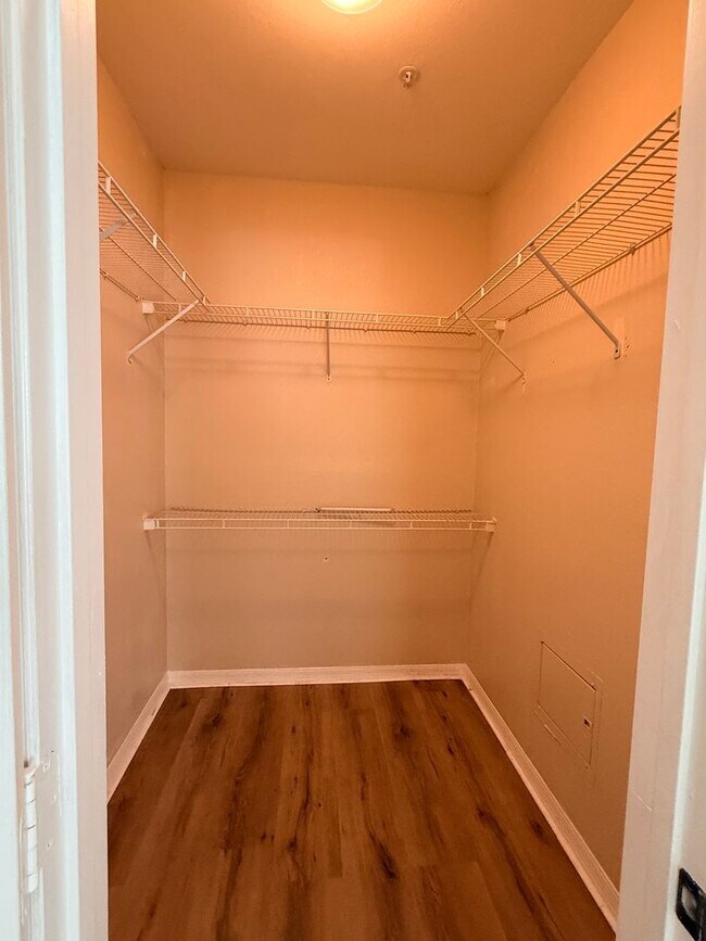 Building Photo - 7800 Point Meadows Dr