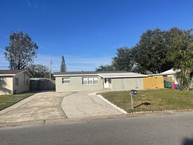 Building Photo - 4 bedroom 2 bathroom pool home for rent