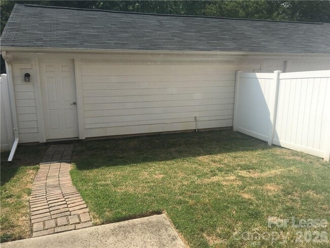 Building Photo - 9916 Evergreen Terrace Drive