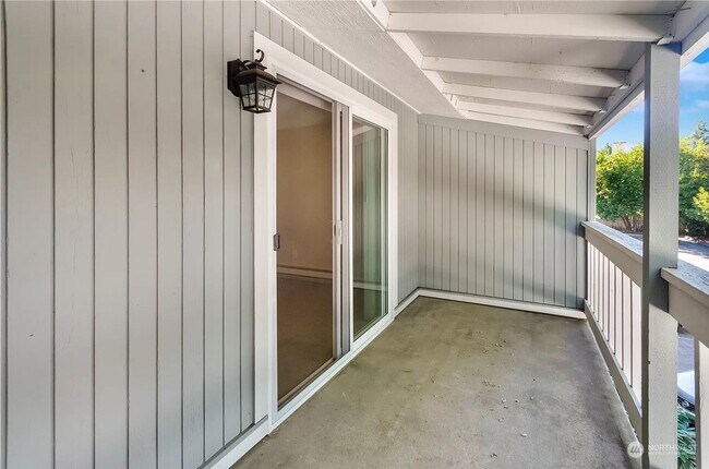 Building Photo - Open Concept Townhome with Balcony