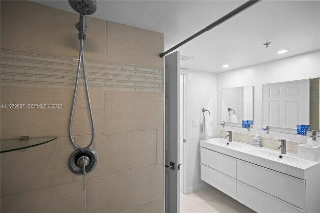 Building Photo - 529 E Sheridan St