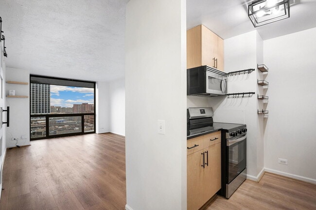 Building Photo - 4343 N Clarendon Ave