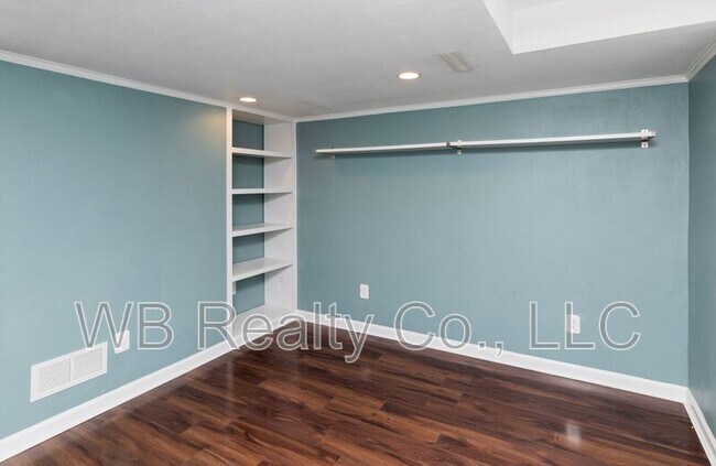 Building Photo - 645 SE Carefree Ln