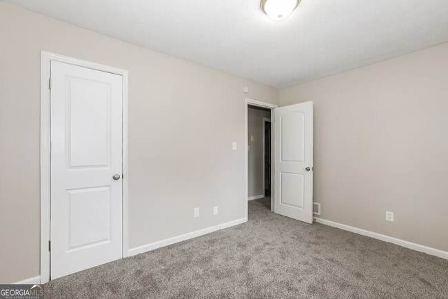 Building Photo - 583 Lakeridge Cir SE