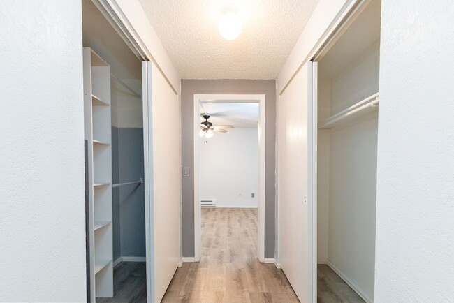 Building Photo - Modern 1-Bedroom Condo in Cottonwood Villa...