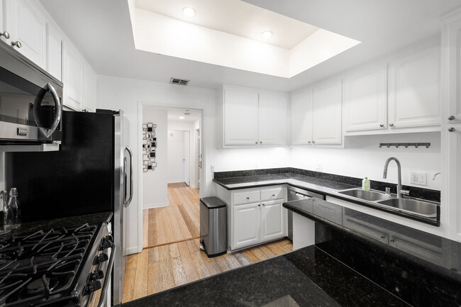 Kitchen - 1401 S Bentley Ave