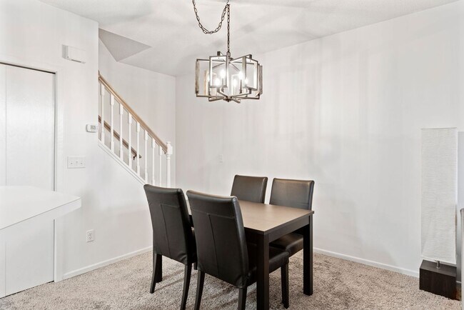 Building Photo - Great 2 bedroom, 1.5 bathroom Townhome in ...