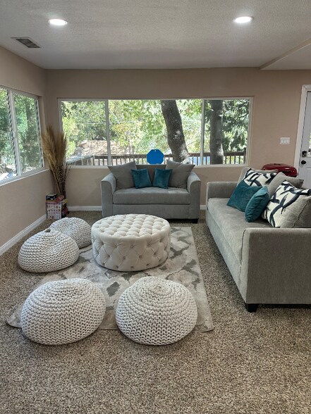 Building Photo - 518 Acacia Dr