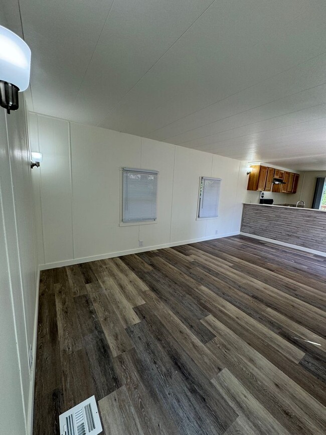 Building Photo - 2 Bedroom 1 Bathroom for rent 675 Square feet