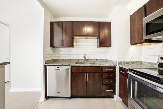 Building Photo - 4343 N Clarendon Ave