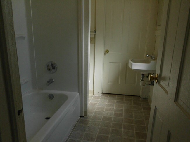 Building Photo - 4Bd 2Bath Available Now 6 month lease only...