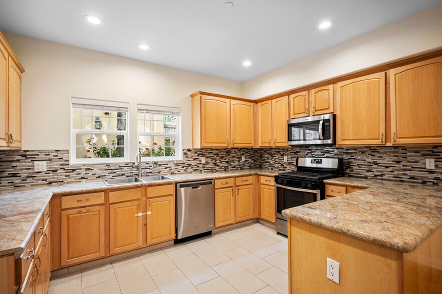 Building Photo - 415 E Dryden St