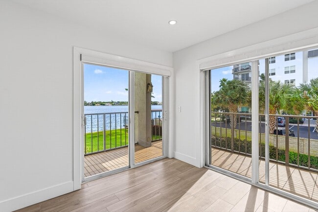 Building Photo - 1206 S Lake Dr