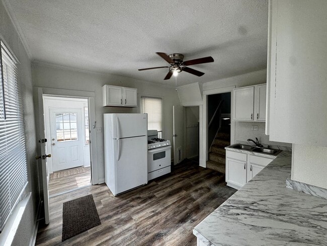 Building Photo - 5 Bed + Bonus Room House | Across from Park | 3 Stories | $1,450