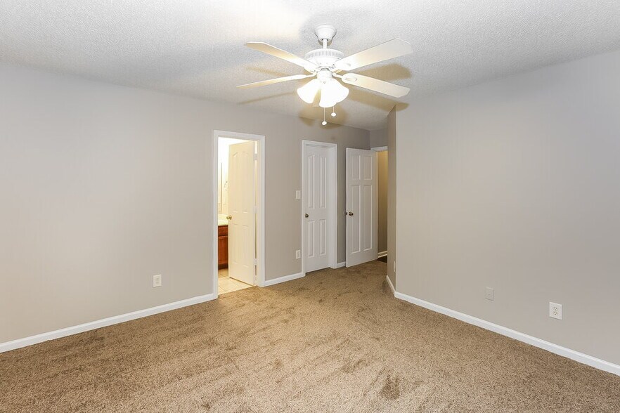 Building Photo - 12110 Stewarts Crossing Dr
