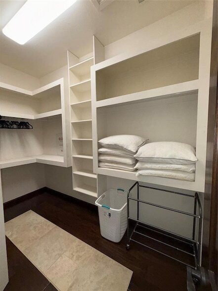 Building Photo - 16616 Moorgate Ln