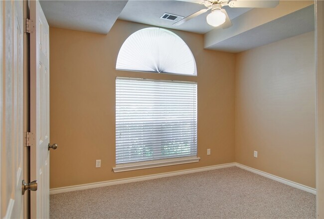 Building Photo - 1400 Front Royal Dr