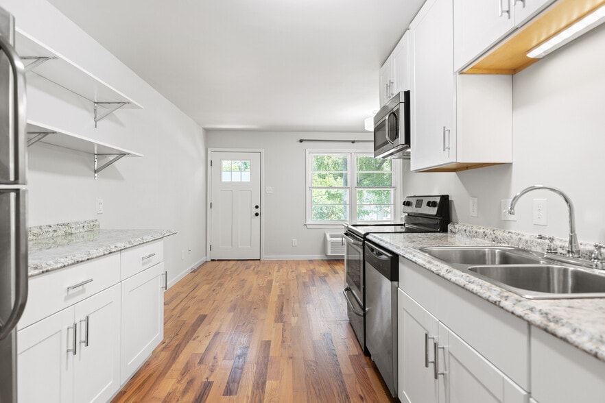 Kitchen - 1009 N Buchanan Blvd