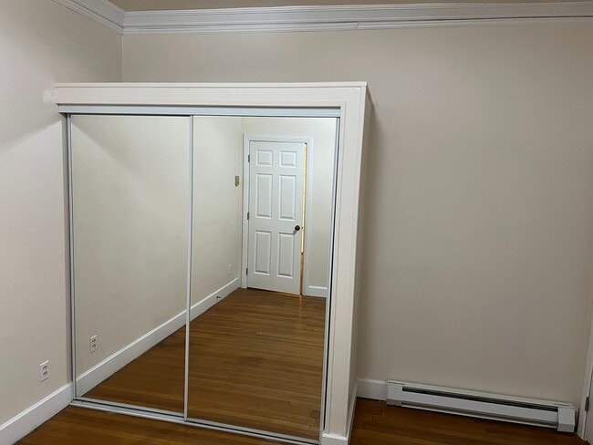 Building Photo - 2 Bedroom Unit in the the old Beta Theta Pi Fraternity House near UofO Campus