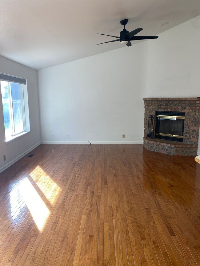 Building Photo - Pet Friendly, Beautiful Home in The Cove W...
