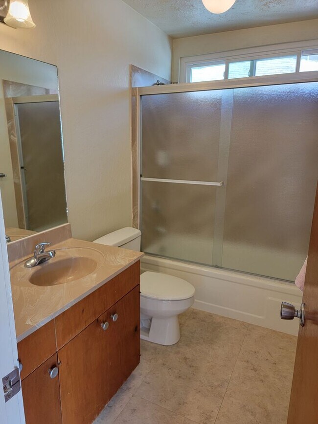 Building Photo - Large Upstairs Unit, Split AC, Renovated