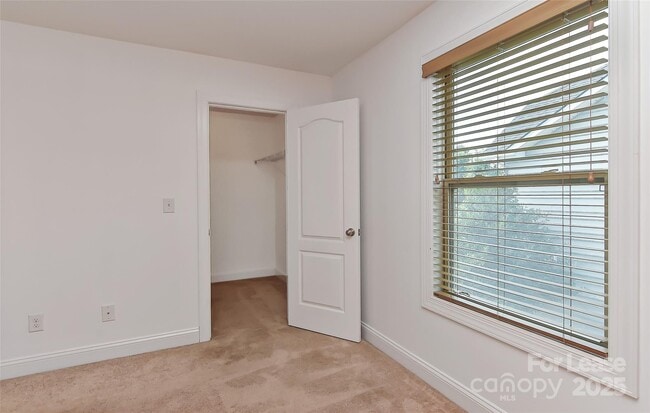 Building Photo - 549 Daventry Ct