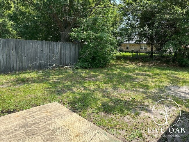 Building Photo - MOVE IN SPECIAL: $500 OFF 1ST MONTH'S RENT!**