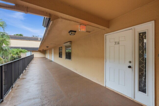 Building Photo - 430 Commodore Dr