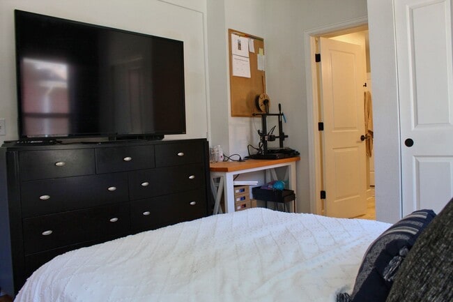 Building Photo - Spacious 2-bedroom, 2-bathroom in the Heart of West Highlands with 1 Car Garage