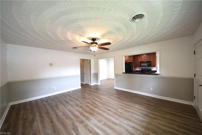 Building Photo - 823 Brentwood Dr