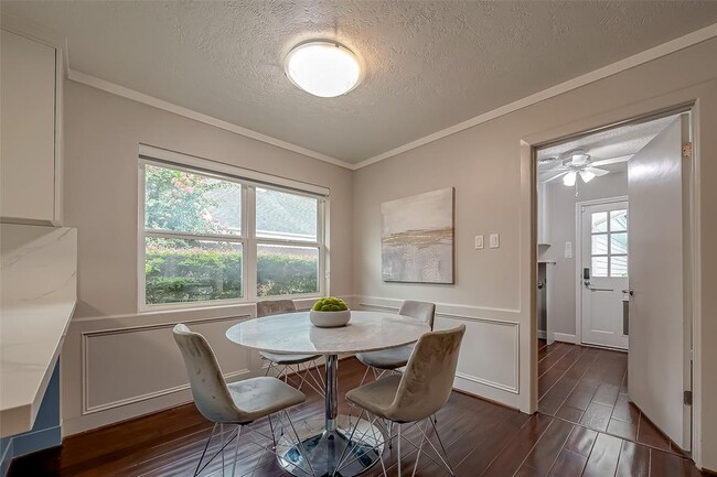 Building Photo - 10118 Briar Forest Dr
