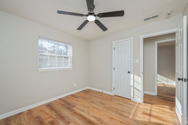 Building Photo - 3 bedroom in Mary Esther Heights!