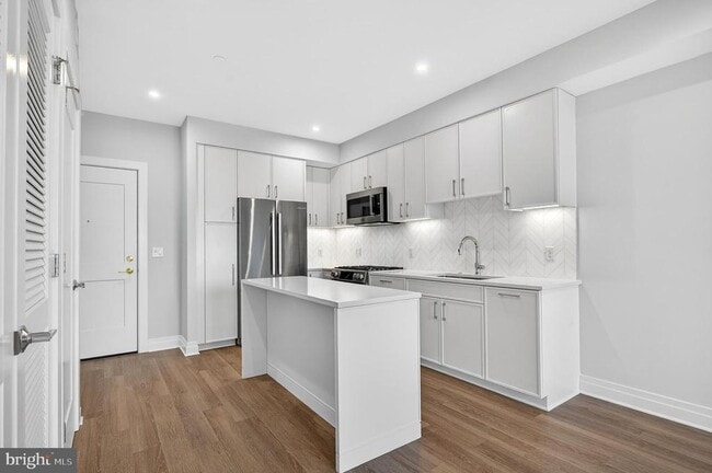 Building Photo - 811 S Columbus St