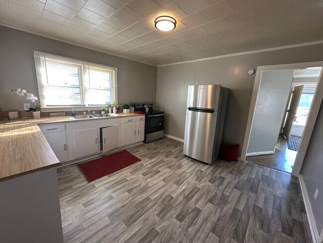 Building Photo - 2 Bed House w/ Wooden floors, Large Front porch, Central HVAC & Huge yard!