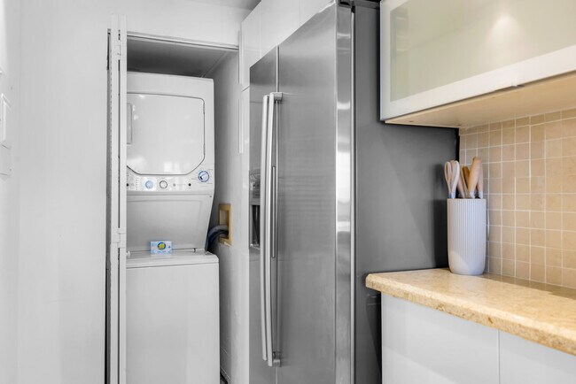 Building Photo - 1717 N Bayshore Dr