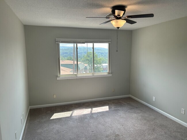 Building Photo - Beautiful Mountain Views | 2 Bed | 1.5 Bat...