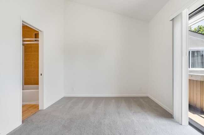 Building Photo - Spacious 2BR/2.5BA Townhome in Prime Milpi...