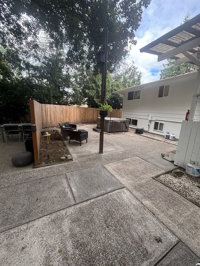 Building Photo - * DESIRABLE MILWAUKIE HOME!  A GARDENER'S ...