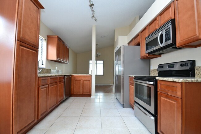 Building Photo - Gorgeous fully upgraded pool home in Ovied...