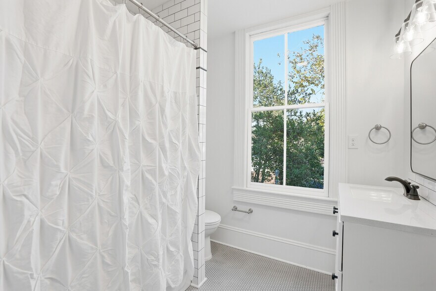 Building Photo - 518 E 33rd St