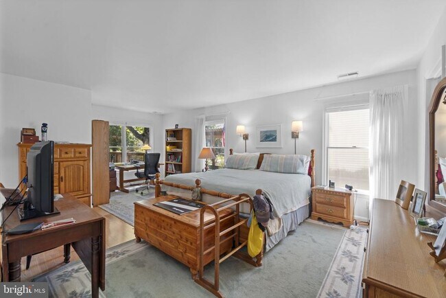 Building Photo - 709 Sydney Terrace