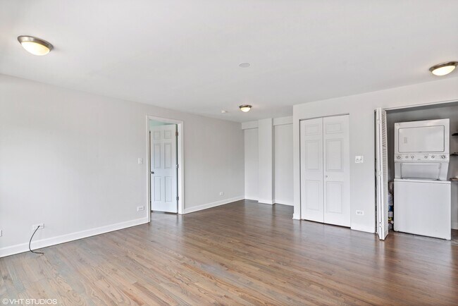 Building Photo - 2545 W Catalpa Ave