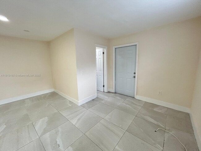 Building Photo - 610 E 8th Ave