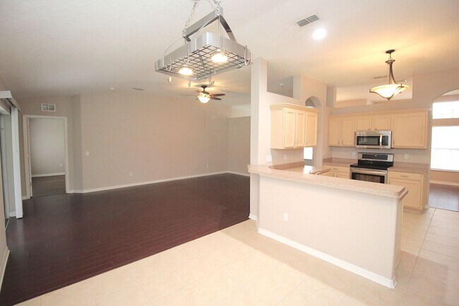 Building Photo - Huge 4 Bed 3 Bath Home w FENCED YARD and SCREENED LANAI for Rent!