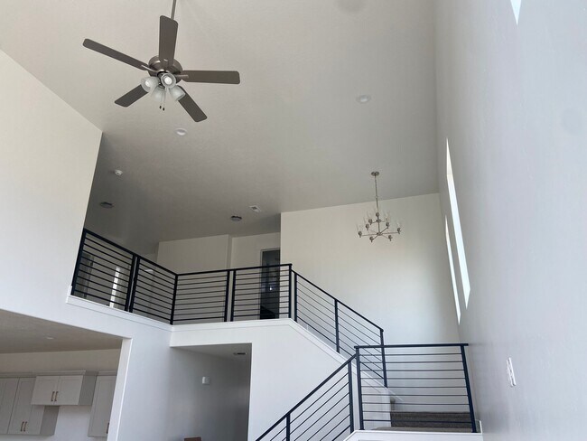 Building Photo - 1307 W Quailhill Rd