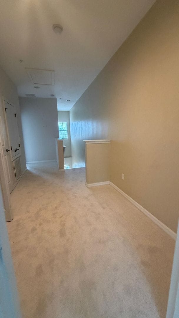 Building Photo - Beautiful 2 bed & 2.5 bath townhome