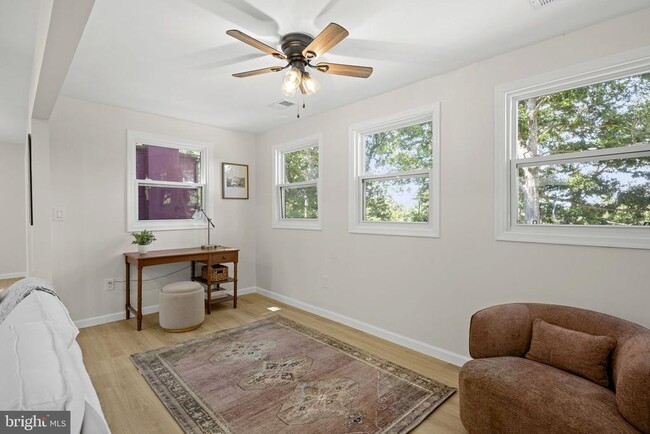 Building Photo - 440 Redbud Ln