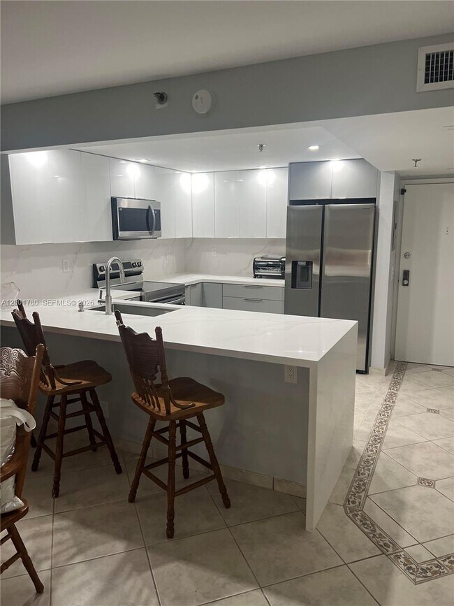 Building Photo - 2625 Collins Ave